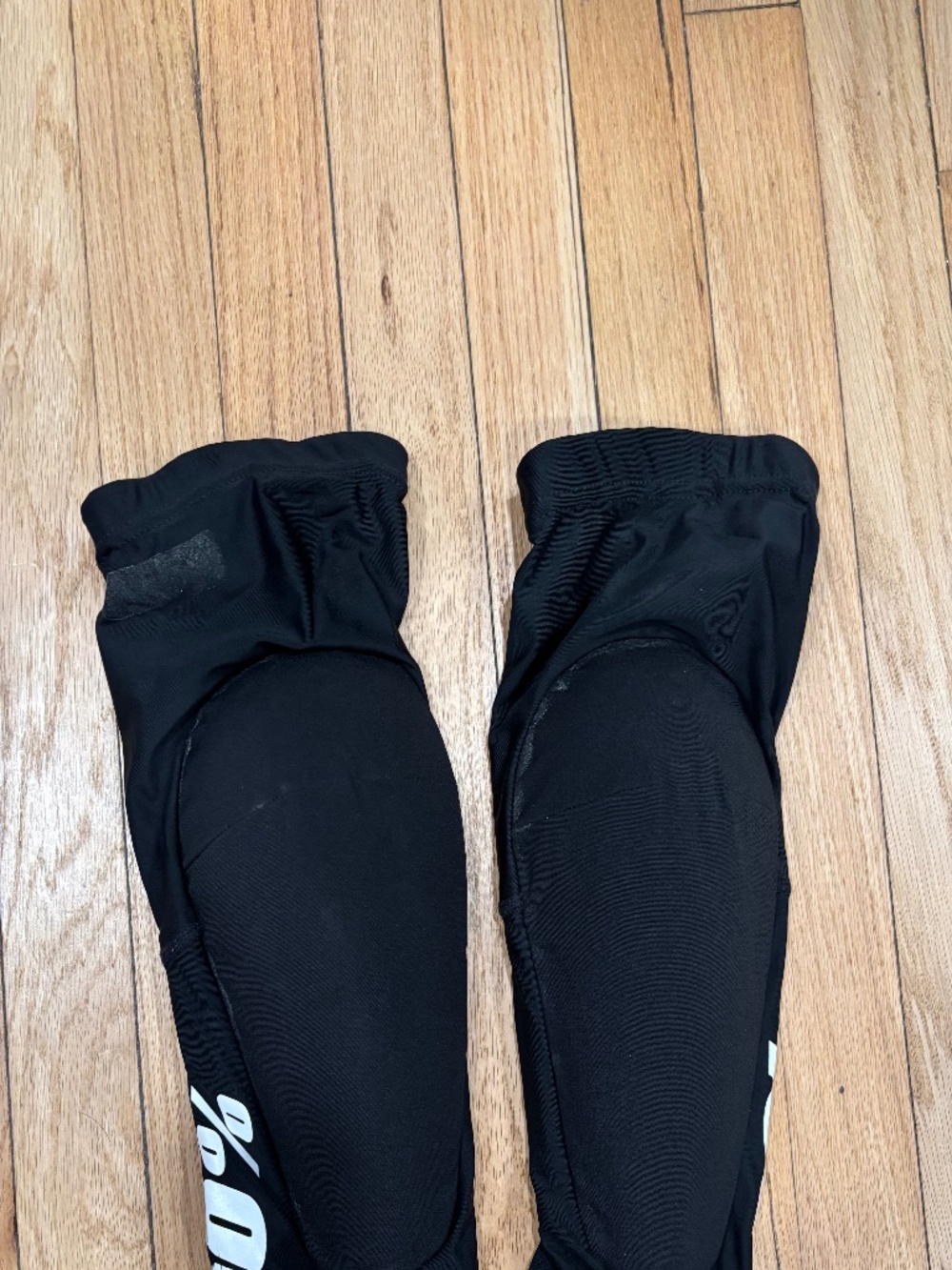 100% women's mountain biking knee pads